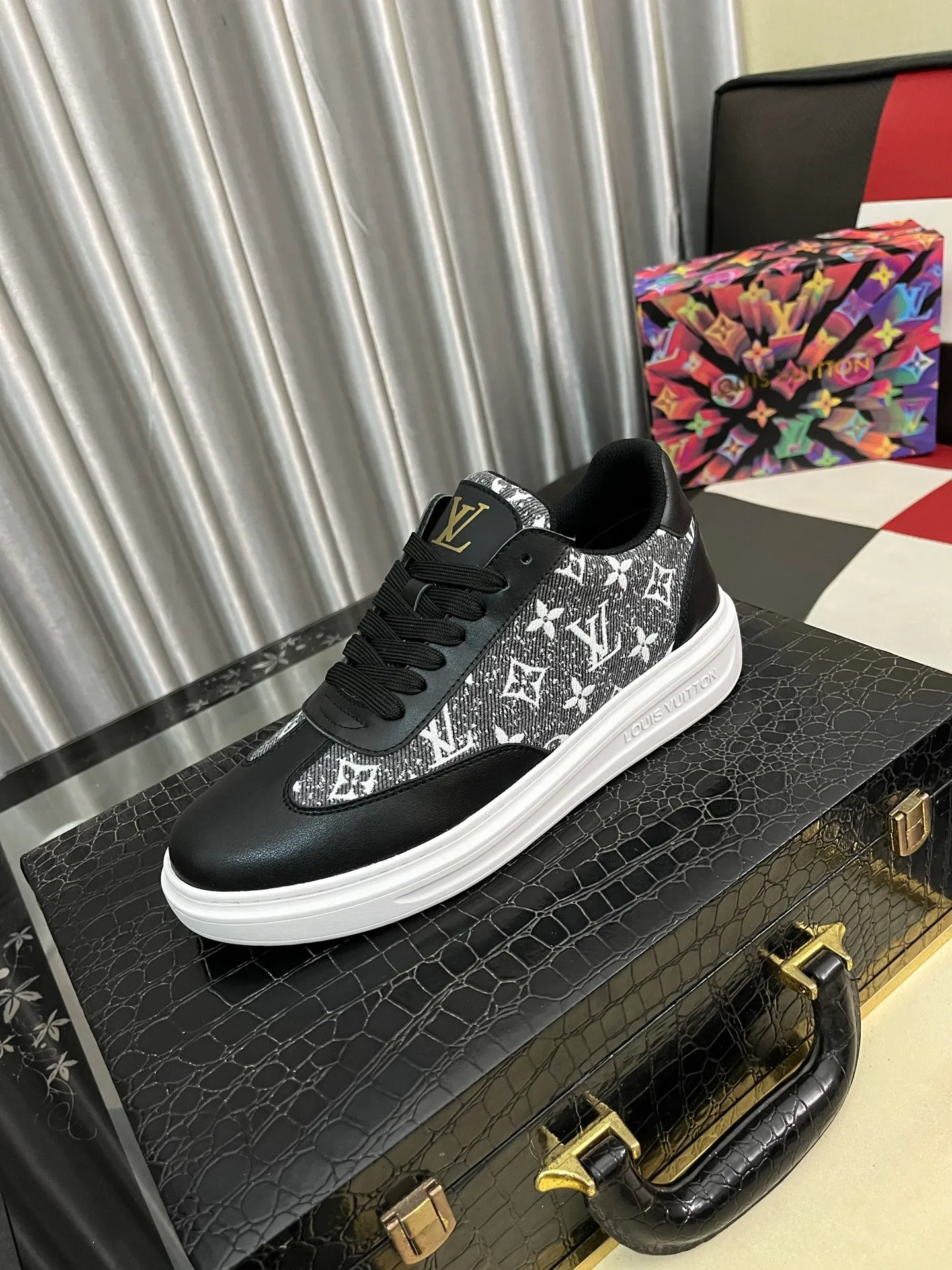 Men's shoes 💰540⌚️⌚️ Louis vuitton/LV Louis Vuitton 》Original quality.~ Unique modern style sneakers. 🏃A must-have casual shoe for trendy men😍😍 Original brand imported from Italy, imported original leather, sheep lining (refuses to discolor and grind feet) Sole: Original sole provided by the original factory, French lazy style design ⚠️Fit to the feet, original quality, super comfortable original sole. Code number: 38-445️⃣Colors available